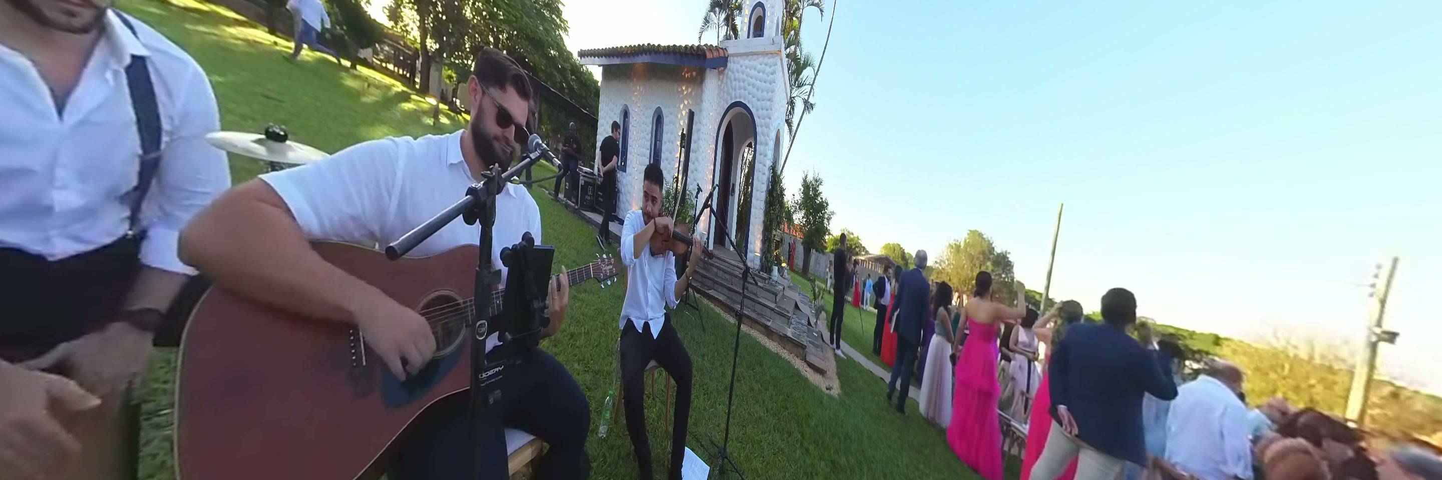 Tour 360° de uma capela de casamento com os convidados
