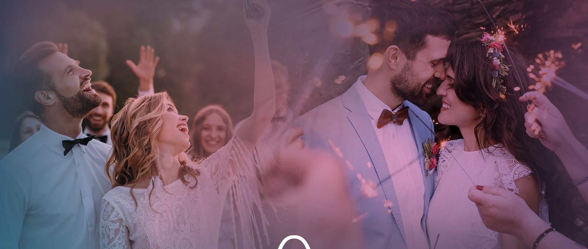 Noivos comemorando cercados de convidados, registrados em 360° pela Panaview